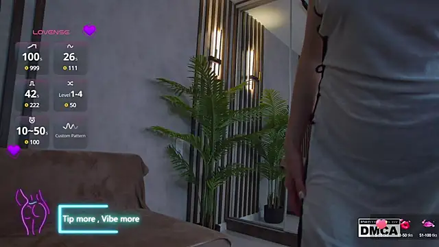 Snapshot of Holl1Would chatting on 03-15-25, 06:47 Holl1Would online show from 03-15-25, 06:47