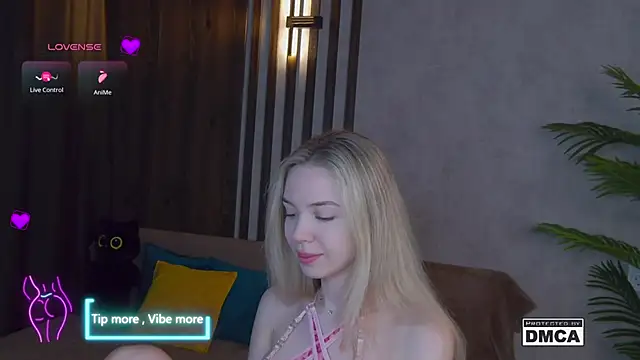 Snapshot of Holl1Would chatting on 03-19-25, 03:41 Holl1Would online show from 03-19-25, 03:41