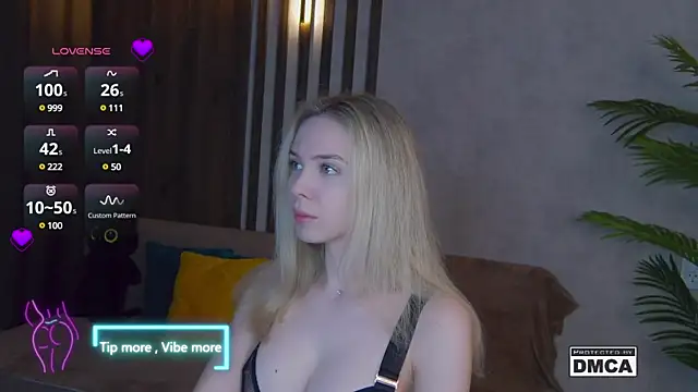 Snapshot of Holl1Would chatting on 03-22-25, 07:20 Holl1Would online show from 03-22-25, 07:20