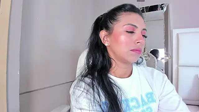 Snapshot of _BunnyNaugthy chatting on 02-19-25, 10:31 BunnyNaugthy online show from 02-19-25, 10:31