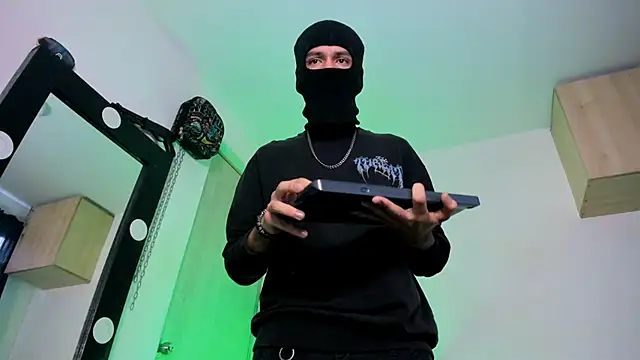 Snapshot of Samuel_Suarez chatting on 09-21-25, 08:54 Samuel Suarez online show from 09-21-25, 08:54