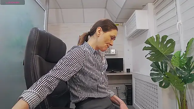 EllaMilf  online show from 03-03-25, 12:37