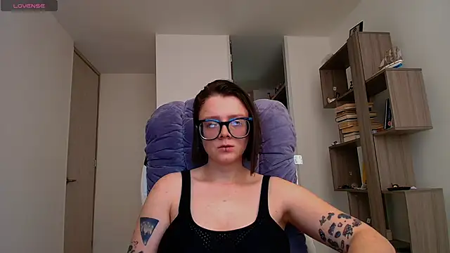 Snapshot of Arya_starrk chatting on 10-19-25, 02:40 Arya starrk online show from 10-19-25, 02:40