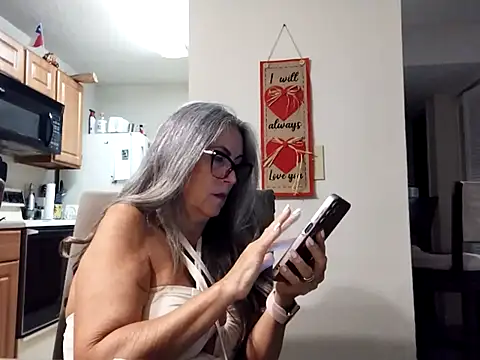 EvaRobinson online show from 02-28-25, 01:47