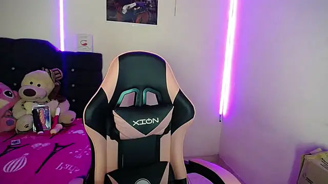 Snapshot of yuliana_19 chatting on 10-22-25, 10:48 yuliana 19 online show from 10-22-25, 10:48