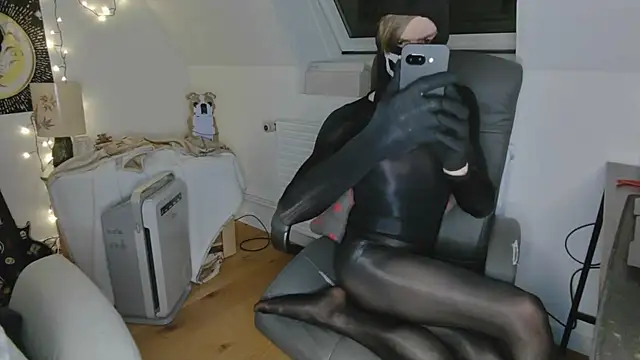 Nyl0nnickb0y online show from 04-09-26, 09:20