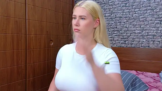 Snapshot of CuteBlondeMe chatting on 06-18-26, 03:49 CuteBlondeMe online show from 06-18-26, 03:49