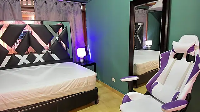 Snapshot of Linda4Petite chatting on 01-22-25, 06:10 Linda4Petite online show from 01-22-25, 06:10