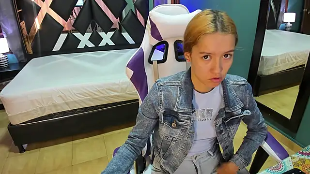 Snapshot of Linda4Petite chatting on 01-26-25, 01:15 Linda4Petite online show from 01-26-25, 01:15