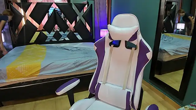 Snapshot of Linda4Petite chatting on 02-08-25, 06:01 Linda4Petite online show from 02-08-25, 06:01