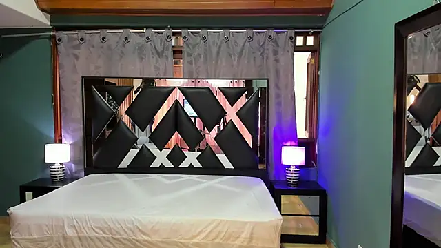 Snapshot of Linda4Petite chatting on 02-22-25, 06:08 Linda4Petite online show from 02-22-25, 06:08