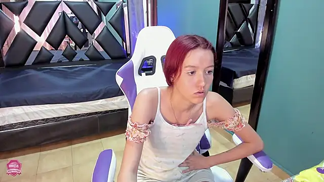 Snapshot of Linda4Petite chatting on 03-08-25, 09:51 Linda4Petite online show from 03-08-25, 09:51