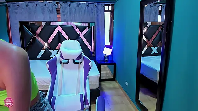 Snapshot of Linda4Petite chatting on 03-11-25, 06:19 Linda4Petite online show from 03-11-25, 06:19