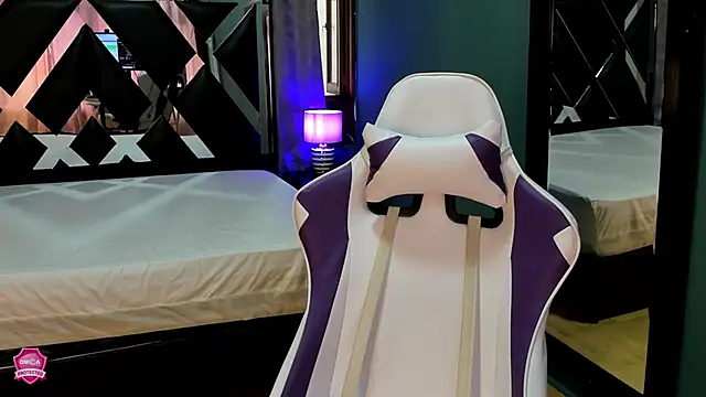 Snapshot of Linda4Petite chatting on 03-15-25, 06:10 Linda4Petite online show from 03-15-25, 06:10