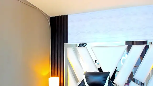 Snapshot of Linda4Petite chatting on 10-15-25, 06:08 Linda4Petite online show from 10-15-25, 06:08