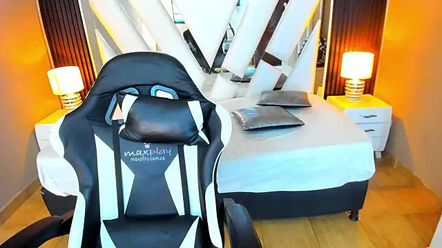 Snapshot of Linda4Petite chatting on 10-29-25, 05:58 Linda4Petite online show from 10-29-25, 05:58