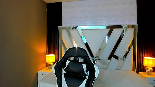 Snapshot of Linda4Petite chatting on 11-14-25, 06:17 Linda4Petite online show from 11-14-25, 06:17