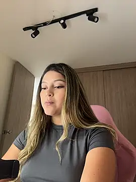 lunablossom  online show from 04-20-26, 07:04