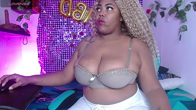 Snapshot of niawk_ chatting on 10-22-25, 01:44 niawk online show from 10-22-25, 01:44