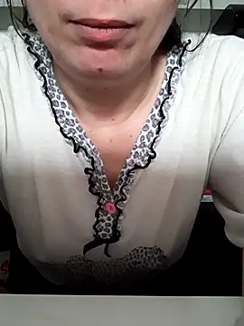 Snapshot of Moi_Lina chatting on 09-22-25, 01:35 Moi Lina online show from 09-22-25, 01:35