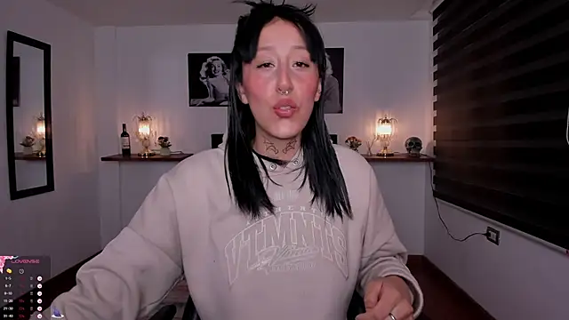 Snapshot of Mariana_Joness chatting on 10-23-25, 02:44 Mariana Joness online show from 10-23-25, 02:44