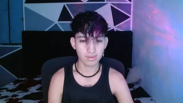 Snapshot of littlextreme chatting on 12-11-24, 01:15 littlextreme online show from 12-11-24, 01:15