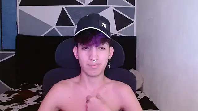 Snapshot of littlextreme chatting on 12-15-24, 05:45 littlextreme online show from 12-15-24, 05:45