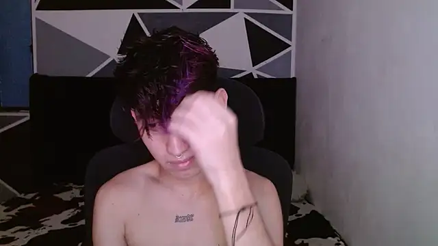 Snapshot of littlextreme chatting on 12-17-24, 02:55 littlextreme online show from 12-17-24, 02:55