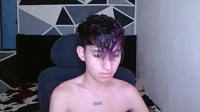 Snapshot of littlextreme chatting on 12-18-24, 02:21 littlextreme online show from 12-18-24, 02:21