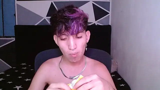 Snapshot of littlextreme chatting on 12-22-24, 02:39 littlextreme online show from 12-22-24, 02:39