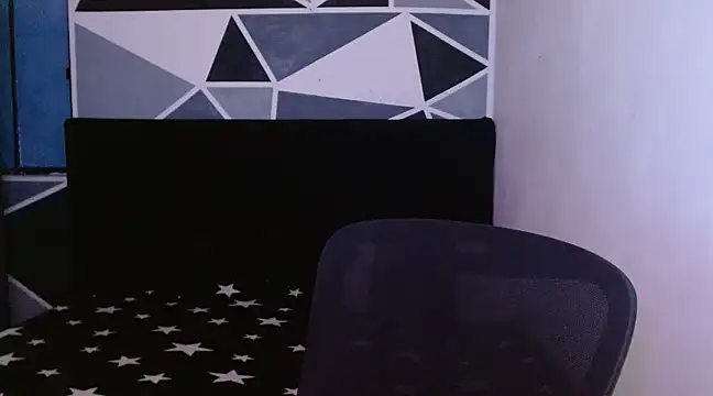 Snapshot of littlextreme chatting on 12-24-24, 04:11 littlextreme online show from 12-24-24, 04:11