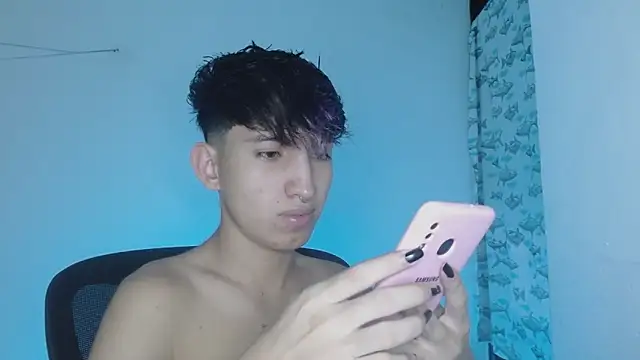 Snapshot of littlextreme chatting on 02-07-25, 12:31 littlextreme online show from 02-07-25, 12:31