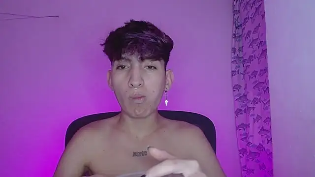 Snapshot of littlextreme chatting on 02-11-25, 02:57 littlextreme online show from 02-11-25, 02:57