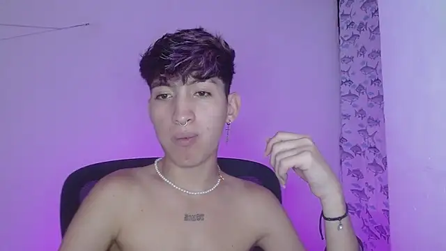 Snapshot of littlextreme chatting on 02-15-25, 01:53 littlextreme online show from 02-15-25, 01:53