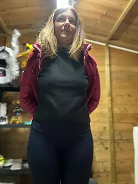 Snapshot of DaisyVibesss chatting on 12-08-24, 04:18 DaisyVibesss online show from 12-08-24, 04:18