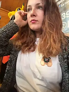 Snapshot of DaisyVibesss chatting on 12-17-25, 11:05 DaisyVibesss online show from 12-17-25, 11:05