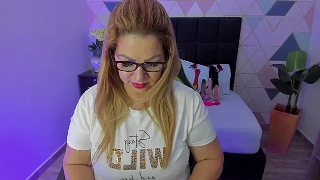 gisela27 online show from 09-10-25, 12:49