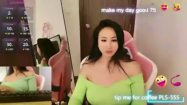 Snapshot of AsianQueens chatting on 10-14-25, 03:24 AsianQueens online show from 10-14-25, 03:24