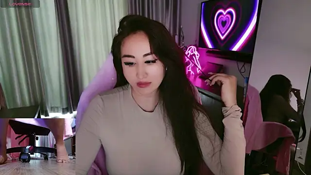 Snapshot of AsianQueens chatting on 10-27-25, 03:21 AsianQueens online show from 10-27-25, 03:21