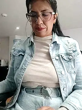 aisha latina online show from 10-17-25, 03:36