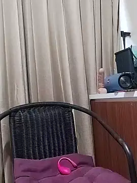 Snapshot of Little_suzy5 chatting on 12-14-24, 12:33 Little suzy5 online show from 12-14-24, 12:33