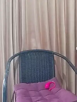 Snapshot of Little_suzy5 chatting on 12-21-24, 07:24 Little suzy5 online show from 12-21-24, 07:24