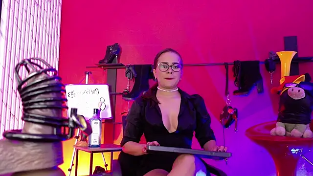 Snapshot of MistressSlut1 chatting on 07-06-26, 11:29 MistressSlut1 online show from 07-06-26, 11:29