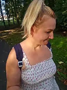 Snapshot of Marushka chatting on 09-20-25, 06:58 Marushka online show from 09-20-25, 06:58