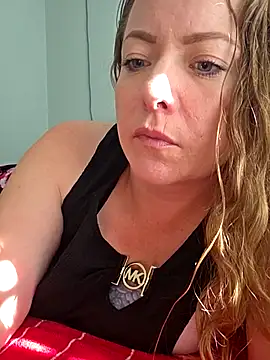 Snapshot of julimonroe chatting on 04-21-26, 02:45 julimonroe online show from 04-21-26, 02:45