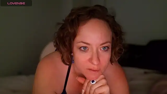 Snapshot of julimonroe chatting on 04-24-26, 02:58 julimonroe online show from 04-24-26, 02:58