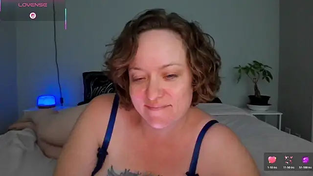 Snapshot of julimonroe chatting on 04-27-26, 03:04 julimonroe online show from 04-27-26, 03:04