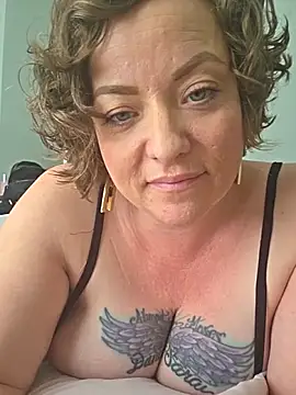 Snapshot of julimonroe chatting on 04-27-26, 03:10 julimonroe online show from 04-27-26, 03:10