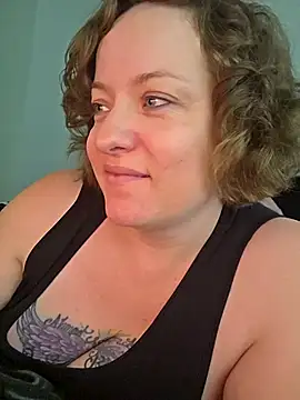 Snapshot of julimonroe chatting on 04-29-26, 02:10 julimonroe online show from 04-29-26, 02:10
