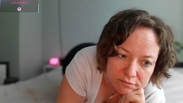 Snapshot of julimonroe chatting on 05-06-26, 03:06 julimonroe online show from 05-06-26, 03:06